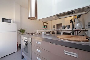 Geladeira, micro-ondas, cooktop, cafeteira/chaleira