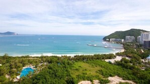 Un complejo turístico frente al mar con piscina y vistas al océano.