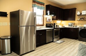 Kjøleskap, ovn, kokeplater og oppvaskmaskin