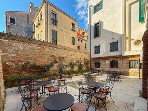 Outdoor dining - Stylish Top Floor with Panoramic Terrace in Dorsoduro (Venecia)