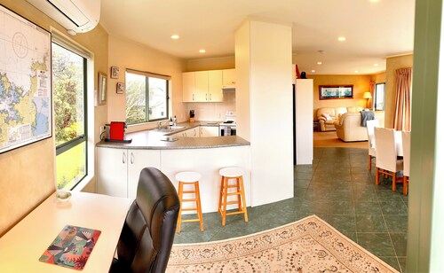 Elevated views - Fully equipped and comfortable top floor near Russell and Opua
