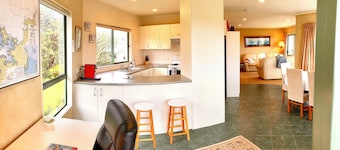 Elevated views - Fully equipped and comfortable top floor near Russell and Opua