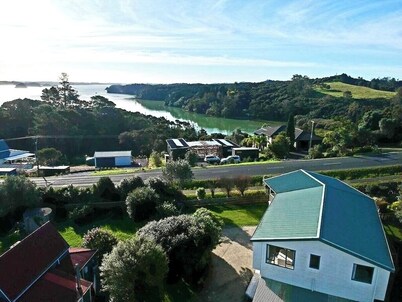 Elevated views - Fully equipped and comfortable top floor near Russell and Opua