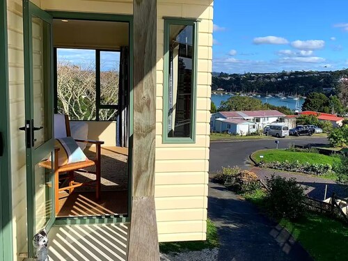 Elevated views - Fully equipped and comfortable top floor near Russell and Opua
