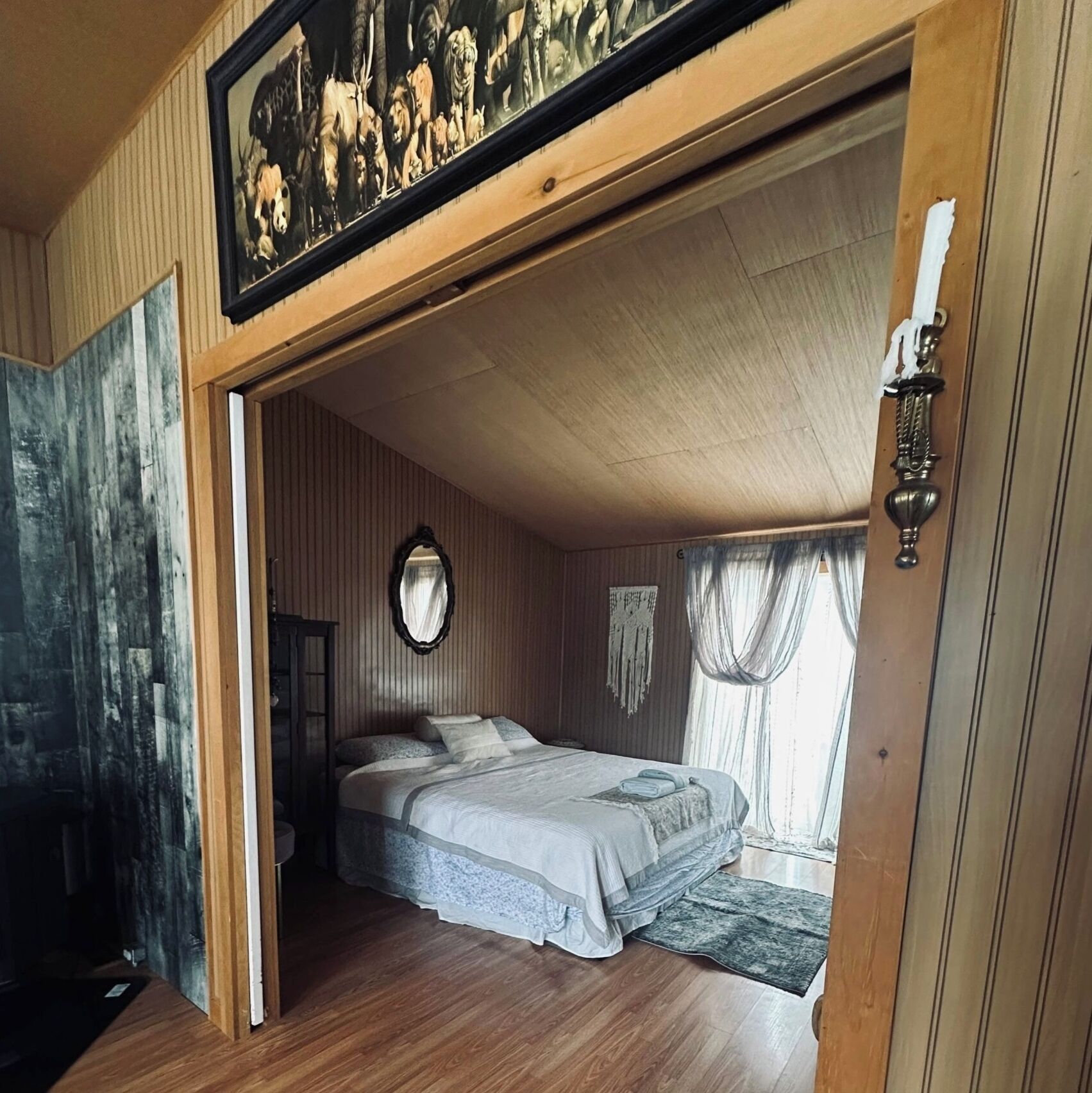 Iron/ironing board, bed sheets