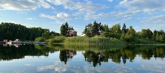Cozy Cottage on Private Lake