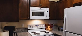 Charming Studio near Surfside, washer/dryer, game room, gym, grills, onsite bar