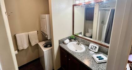 Charming Studio near Surfside, washer/dryer, game room, gym, grills, onsite bar