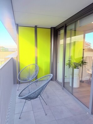 Property grounds - Enjoy the local vibe & city surroundings + parking. Modern & family friendly. (Collingwood)