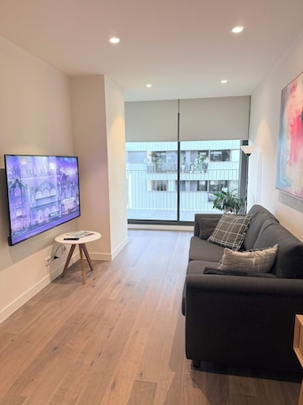Smart TV. Enjoy the local vibe & city surroundings + parking. Modern & family friendly.