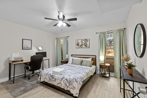 Desk, iron/ironing board, WiFi, bed sheets - Go Gators Apartment + PS4 Console! (Gainesville)