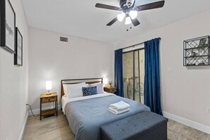 Desk, iron/ironing board, WiFi, bed sheets - Go Gators Apartment + PS4 Console! (Gainesville)