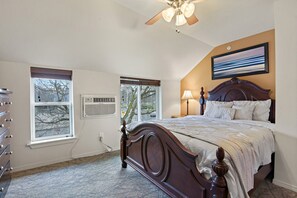 3 Schlafzimmer, Schreibtisch, Bügeleisen/Bügelbrett, WLAN