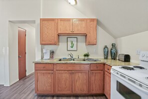 Kühlschrank, Mikrowelle, Herdplatte, Geschirrspüler