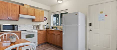 Jääkaappi, mikroaaltouuni, liesi, astianpesukone