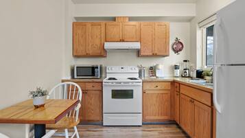 Coffee/tea maker, fridge, microwave, stovetop