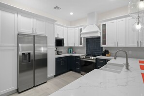 Fridge, microwave, oven, stovetop - Welcome to Casa Rio Rancho, our vibrant ranch-style house in scenic Jensen Beach (Jensen Beach)