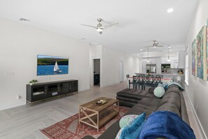 Smart TV, books - Welcome to Casa Rio Rancho, our vibrant ranch-style house in scenic Jensen Beach (Jensen Beach)