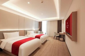 A hotel room with two beds, a desk, a chair, and a TV. - Rezen Anyi Hotel (Guangzhou Baiyun Railway Station) (Guangzhou)