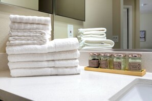 Hair dryer, towels, soap, shampoo - Coastal Chic 1BDR in Marina Del Rey – Pool, Gym & Parking (Marina del Rey)