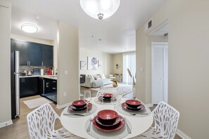 Interior - Coastal Chic 1BDR in Marina Del Rey – Pool, Gym & Parking (Marina del Rey)