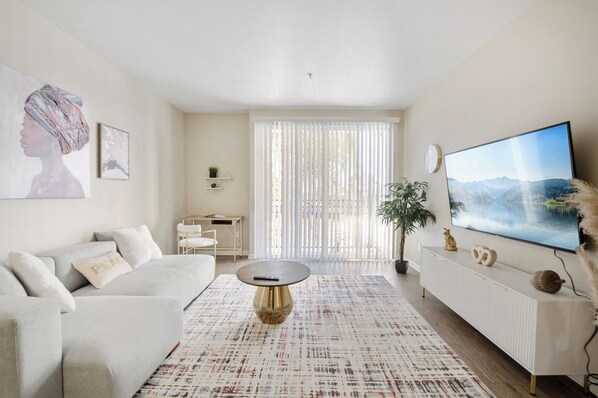 Smart TV - Coastal Chic 1BDR in Marina Del Rey – Pool, Gym & Parking (Marina del Rey)