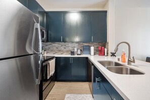 Fridge, microwave, oven, stovetop - Coastal Chic 1BDR in Marina Del Rey – Pool, Gym & Parking (Marina del Rey)