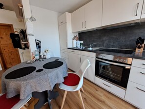Kylskåp, ugn, spishäll och diskmaskin