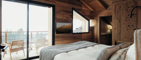 5 bedrooms, iron/ironing board, WiFi, bed sheets