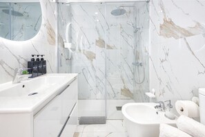 Regadera, bidet, jabón, papel de baño 