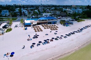 Chaises longues, serviettes de plage