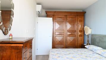 1 bedroom, bed sheets