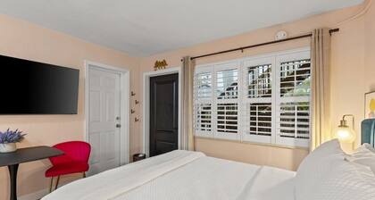 Coconut Grove: Private 10BR Resort, Sleeps 30
