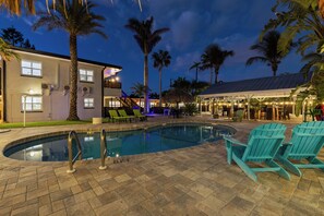 Alberca al aire libre y alberca climatizada