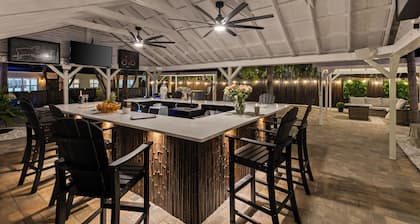 Clearwater Beach Entire Private Resort! SALT Heated Pool! Sleeps 30 Comfortably!