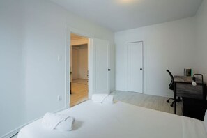4 bedrooms, desk, iron/ironing board, free WiFi - Grand Urban | 4BR Luxe Stay in Griffintown (Montréal)
