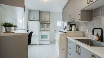 Refrigerador, microondas, horno, placa de cocina