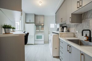 Fridge, microwave, oven, stovetop - Grand Urban | 4BR Luxe Stay in Griffintown (Montréal)