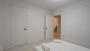 4 makuuhuonetta, työpöytä, silitysrauta/-lauta, ilmainen Wi-Fi