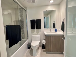 Ducha, secador de pelo, toallas, jabón