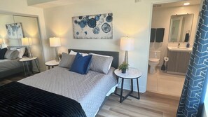 3 habitaciones, escritorio y tabla de planchar con plancha 