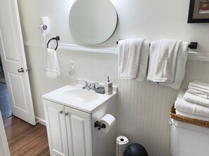 Haartrockner, Handtücher, Seife, Toilettenpapier