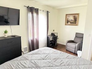2 bedrooms, iron/ironing board, WiFi, bed sheets - Pacific Dream-512-walking distance to beach! (Crescent City)