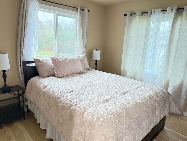 2 bedrooms, iron/ironing board, WiFi, bed sheets - Pacific Dream-512-walking distance to beach! (Crescent City)