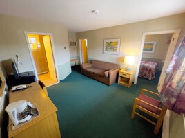 家庭套房 | 起居区 | 55-英寸纯平电视（配备有线频道）