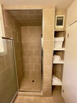 家庭套房 | 浴室 | 毛巾、肥皂、洗发水、卫生纸