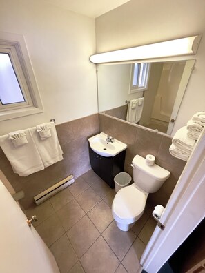 Towels, soap, shampoo, toilet paper - Adams Motel (Sault Ste. Marie)