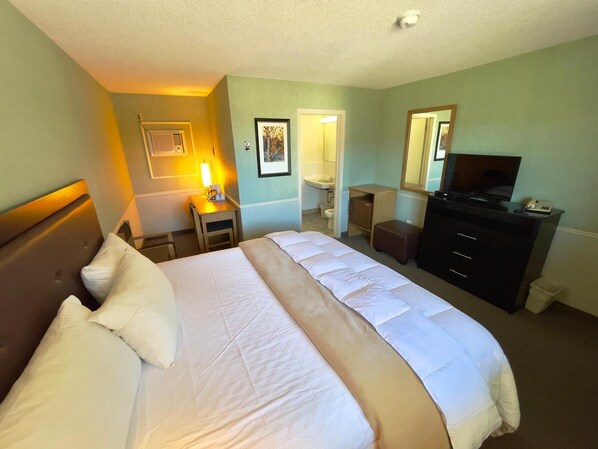 Rom, 1 kingsize-seng | Skrivebord for bærbar PC, wi-fi (inkludert) og sengetøy