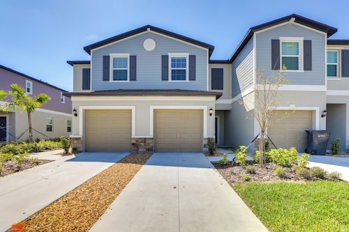 Snowbird Haven Townhome w/ Pool Access Near Tampa!