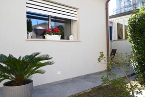 Exterior detail - CN005 – Cesenatico, new detached house with external courtyard (Cesenatico)
